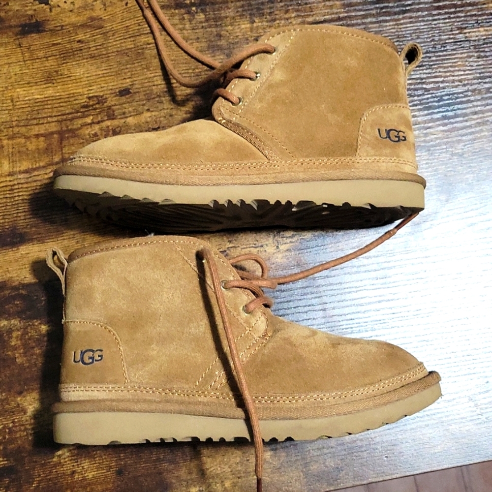 Boys Neumel Uggs small red paint stain on toe (removable)